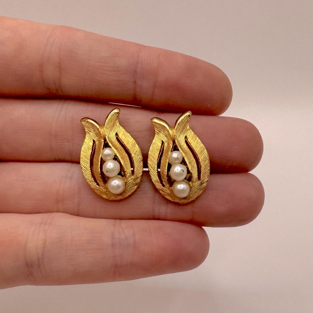 VINTAGE Gold-Tone Textured Leaf Pearl Earrings